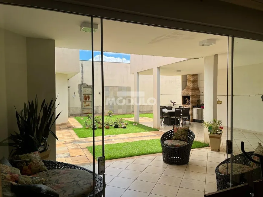 Foto 1 de Casa com 3 Quartos à venda, 190m² em Chácaras Tubalina E Quartel, Uberlândia