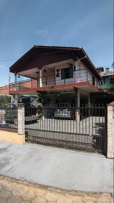 Foto 1 de Sobrado com 5 Quartos à venda, 132m² em Jarivatuba, Joinville