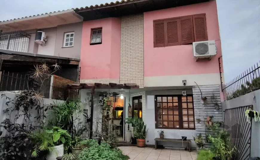 Foto 1 de Casa com 3 Quartos à venda, 118m² em Guarujá, Porto Alegre