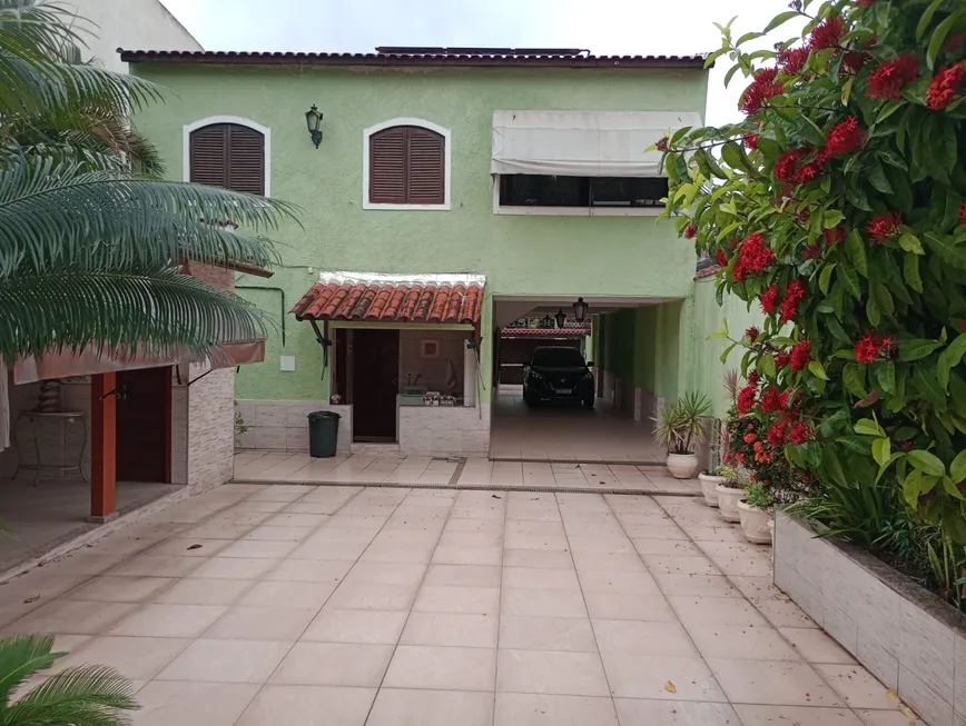 Foto 1 de Casa com 4 Quartos à venda, 480m² em  Vila Valqueire, Rio de Janeiro