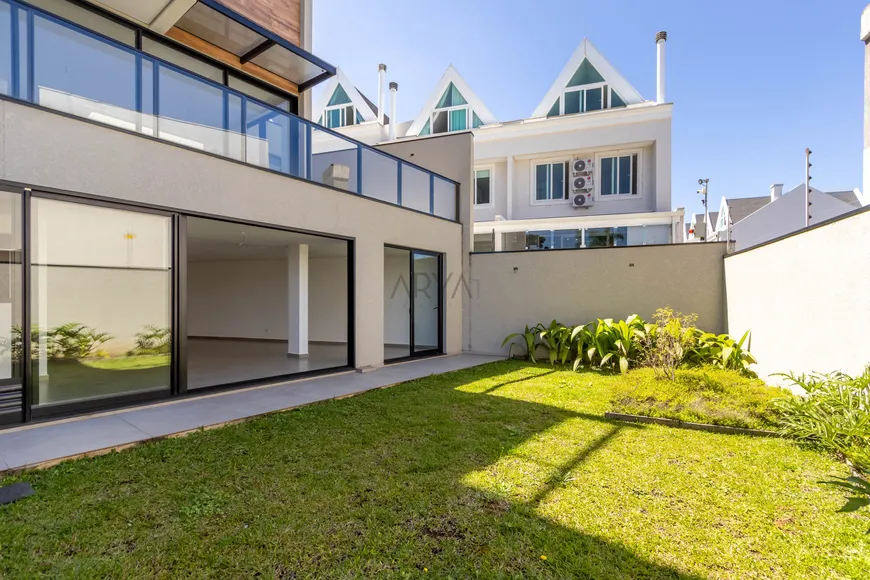 Foto 1 de Casa de Condomínio com 3 Quartos à venda, 240m² em Santo Inácio, Curitiba