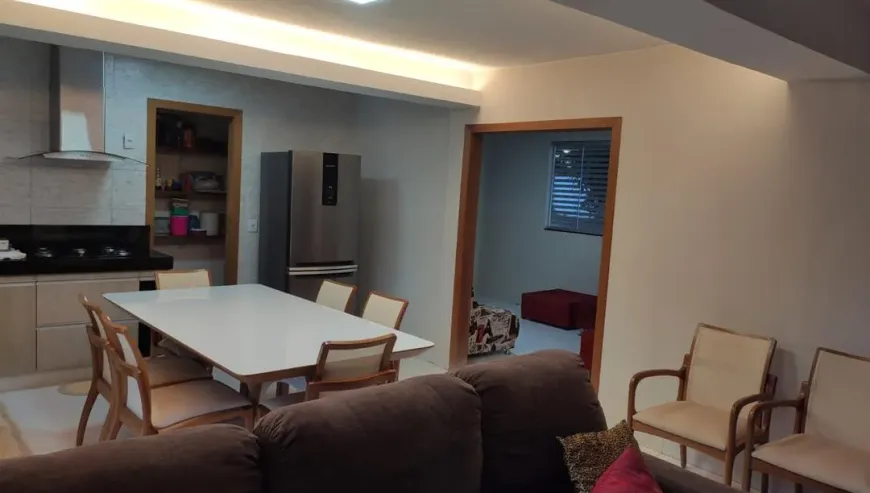 Foto 1 de Casa com 4 Quartos à venda, 238m² em Vila Itatiaia, Goiânia