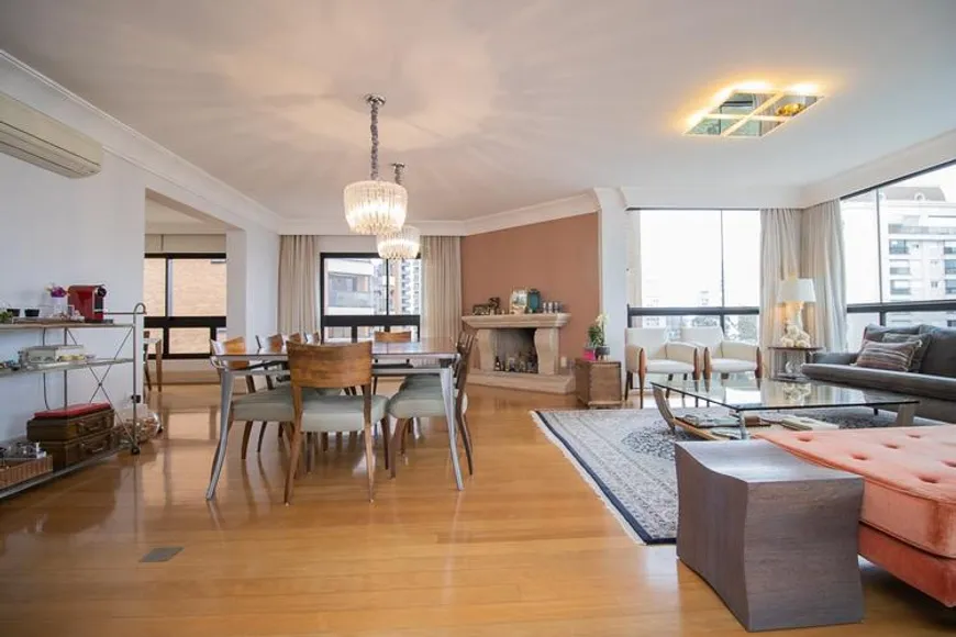 Foto 1 de Apartamento com 3 Quartos para alugar, 247m² em Vila Suzana, São Paulo
