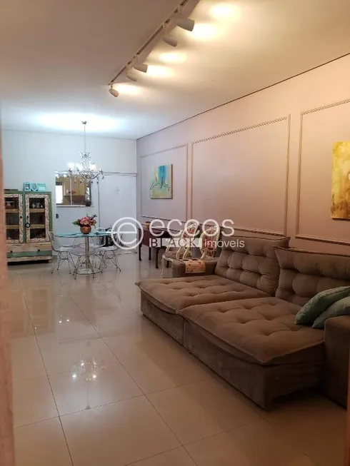 Foto 1 de Casa com 4 Quartos à venda, 217m² em Cidade Jardim, Uberlândia