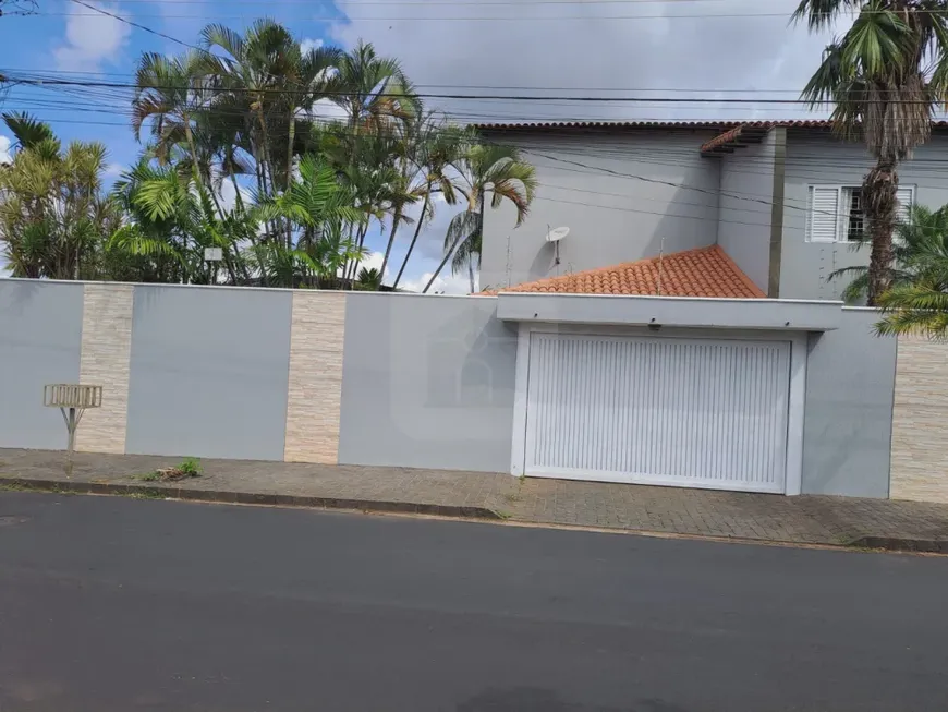 Foto 1 de Sobrado com 4 Quartos à venda, 285m² em Jardim Patrícia, Uberlândia