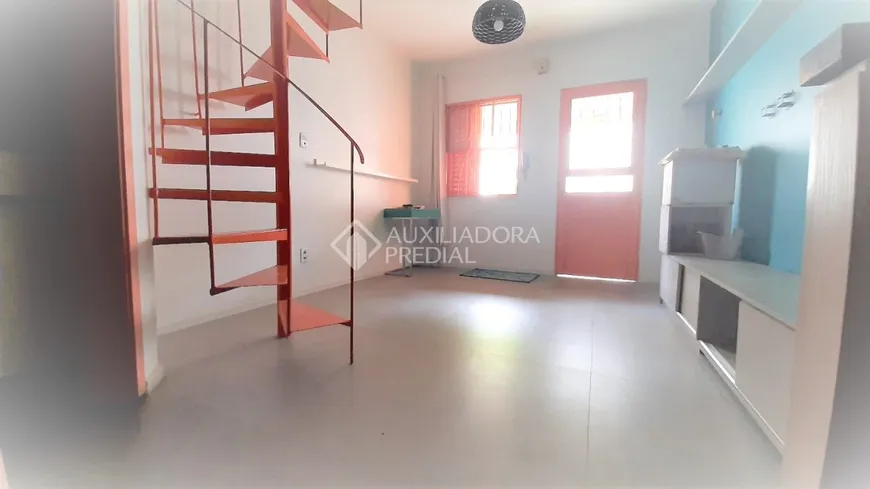 Foto 1 de Casa de Condomínio com 2 Quartos à venda, 46m² em Guarujá, Porto Alegre