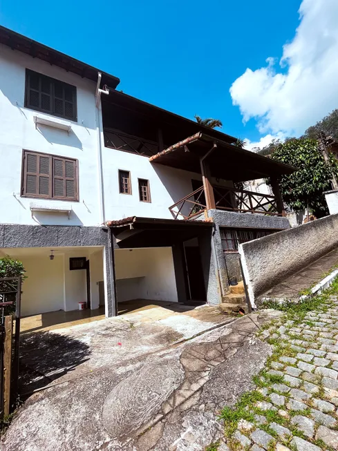 Foto 1 de Casa com 5 Quartos à venda, 230m² em Nogueira, Petrópolis