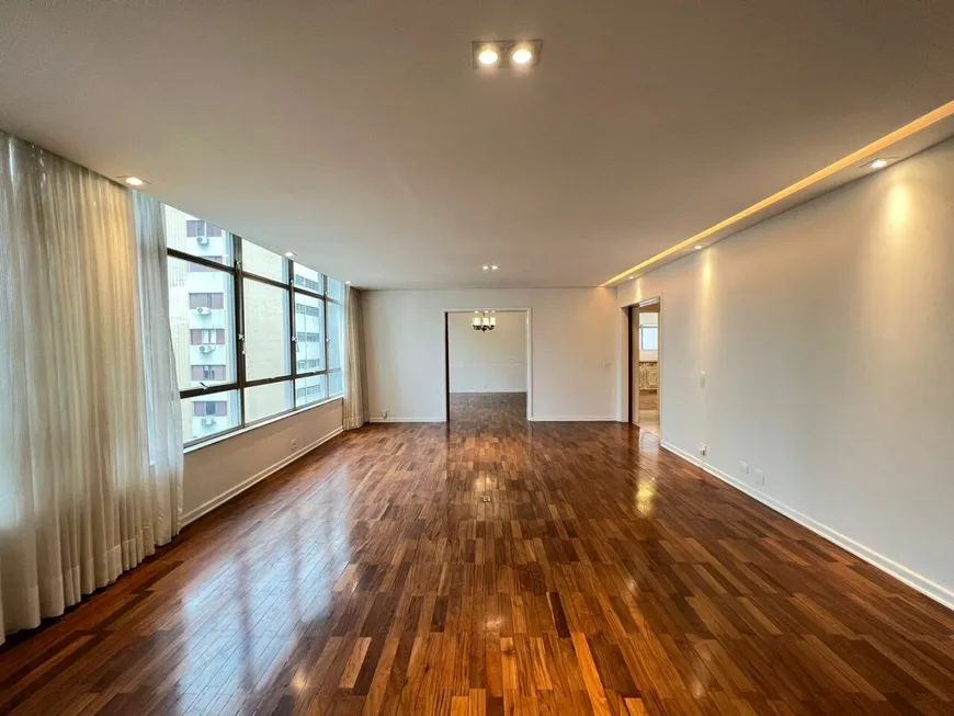 Foto 1 de Apartamento com 3 Quartos à venda, 220m² em Jardins, São Paulo