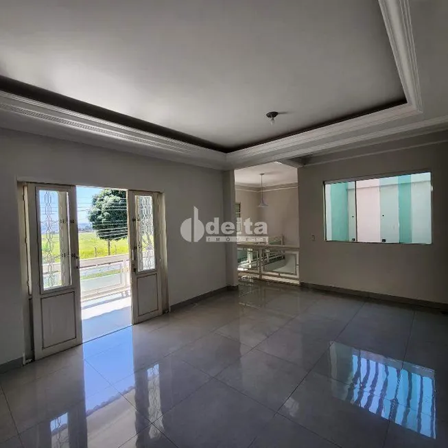 Foto 1 de Casa com 5 Quartos à venda, 270m² em Planalto, Uberlândia