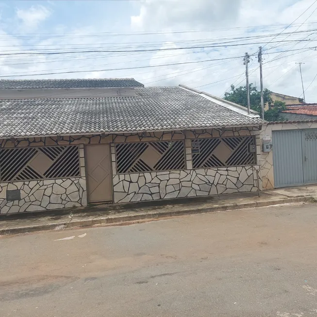 Foto 1 de Casa com 4 Quartos à venda, 271m² em Jardim Mariliza, Goiânia