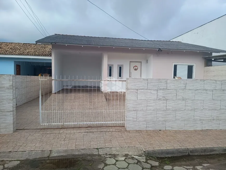 Foto 1 de Casa com 2 Quartos à venda, 150m² em Tapera da Base, Florianópolis