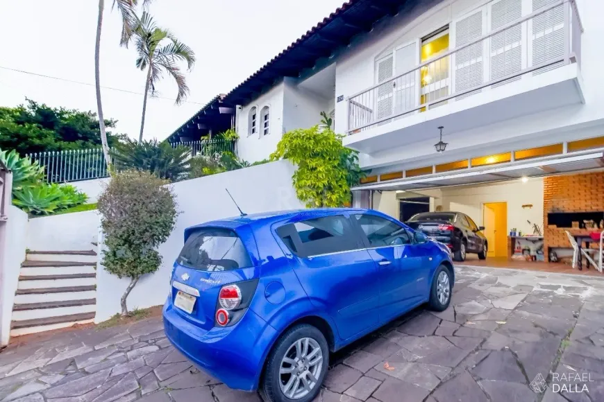 Foto 1 de Casa com 5 Quartos à venda, 249m² em Chácara das Pedras, Porto Alegre