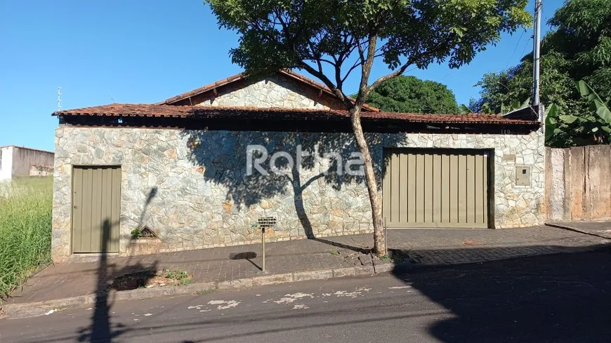 Foto 1 de Casa com 3 Quartos para alugar, 100m² em Jardim Brasília, Uberlândia