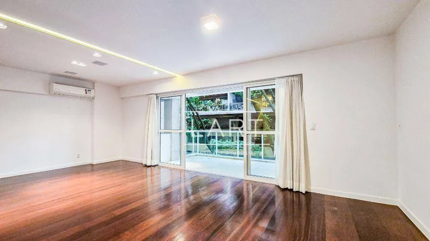 Foto 1 de Apartamento com 3 Quartos para venda ou aluguel, 220m² em Leblon, Rio de Janeiro