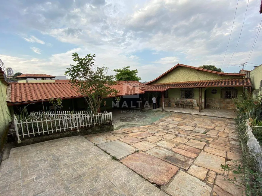 Foto 1 de Casa com 3 Quartos à venda, 220m² em Santa Helena, Belo Horizonte