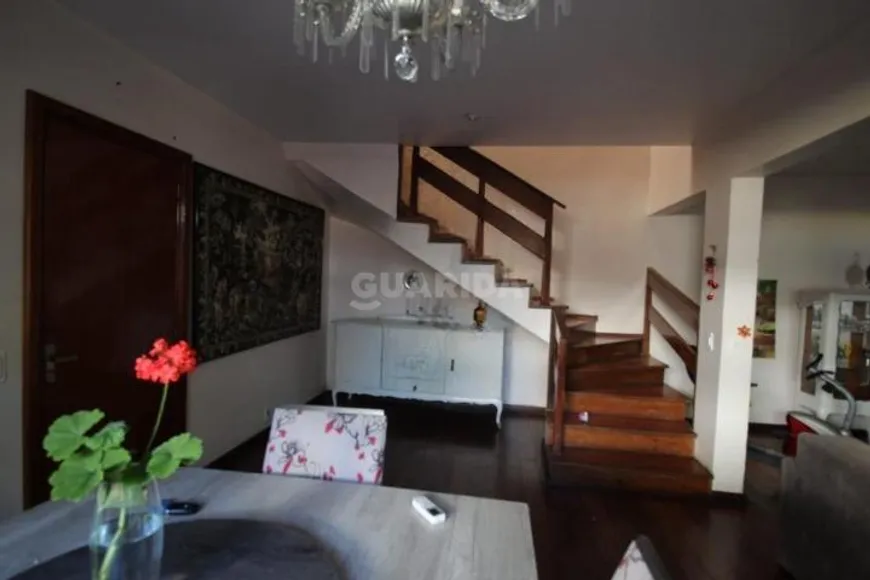 Foto 1 de Casa com 3 Quartos para alugar, 206m² em Jardim Lindóia, Porto Alegre