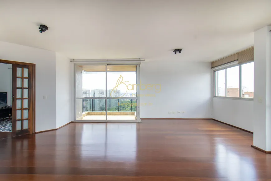 Foto 1 de Apartamento com 3 Quartos à venda, 200m² em Vila Suzana, São Paulo