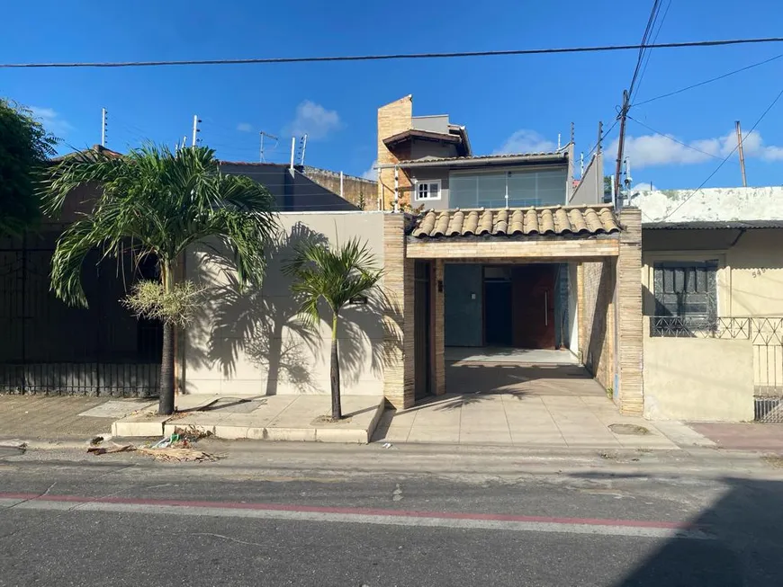 Foto 1 de Casa com 5 Quartos à venda, 200m² em Montese, Fortaleza