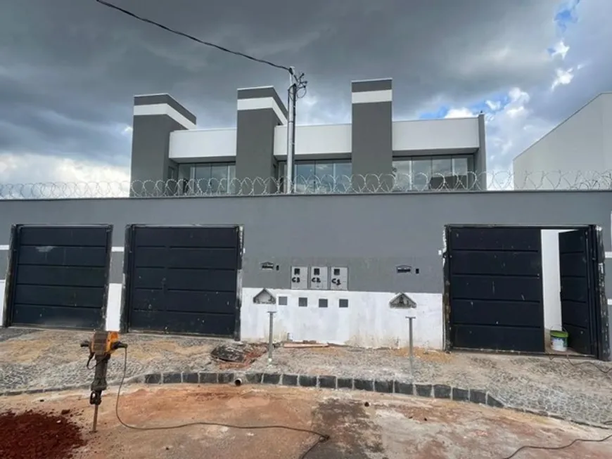 Foto 1 de Sobrado com 3 Quartos à venda, 103m² em Novo Mundo, Uberlândia