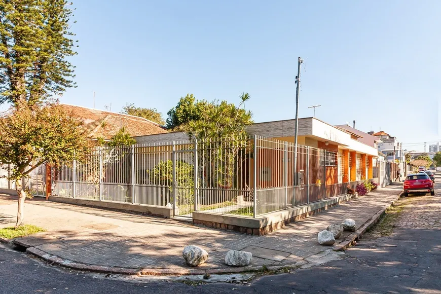 Foto 1 de Casa com 3 Quartos à venda, 330m² em Vila Ipiranga, Porto Alegre