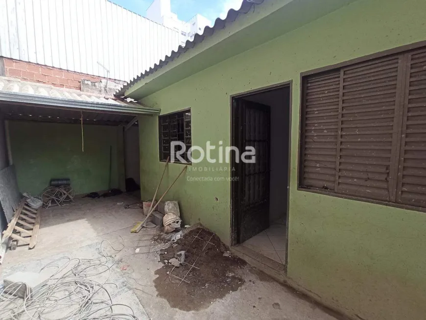 Foto 1 de Casa com 3 Quartos para alugar, 70m² em Saraiva, Uberlândia