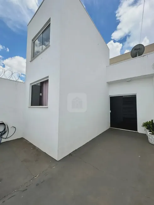 Foto 1 de Casa com 2 Quartos à venda, 80m² em Jardim Holanda, Uberlândia