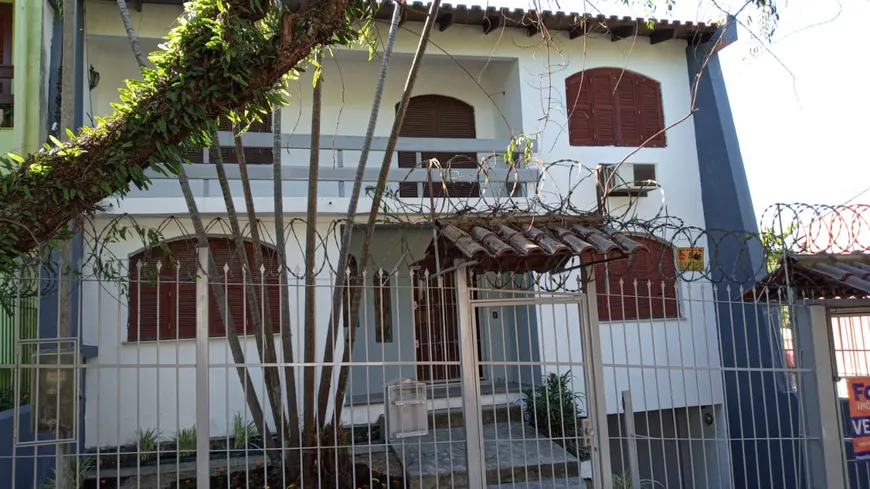 Foto 1 de Sobrado com 3 Quartos à venda, 350m² em Coronel Aparico Borges, Porto Alegre