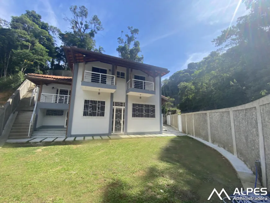 Foto 1 de Casa de Condomínio com 4 Quartos à venda, 230m² em Granja Comary, Teresópolis
