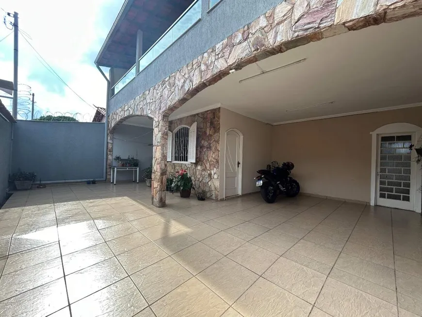 Foto 1 de Casa com 5 Quartos à venda, 192m² em Conjunto Ademar Maldonado, Belo Horizonte