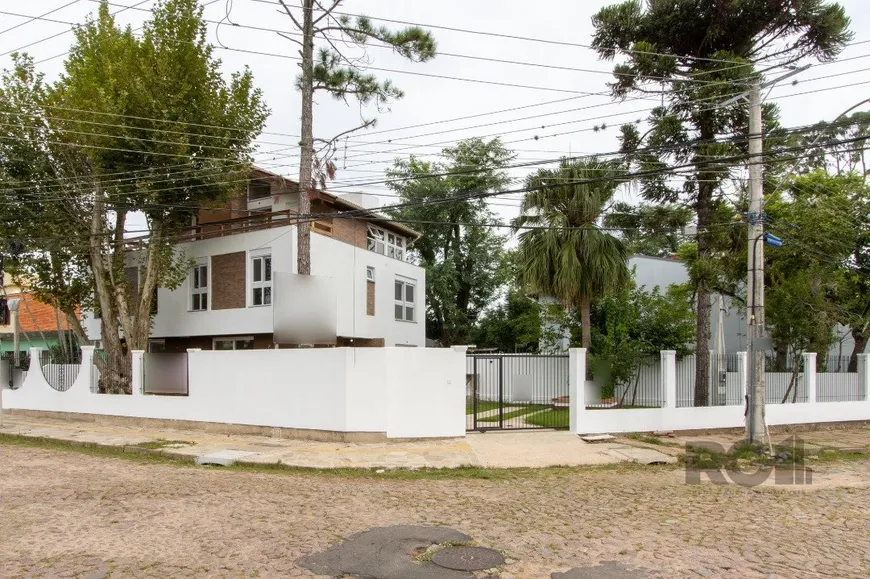 Foto 1 de Casa com 2 Quartos à venda, 132m² em Guarujá, Porto Alegre