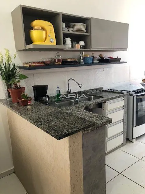 Foto 1 de Casa com 2 Quartos à venda, 75m² em Columbia, Londrina