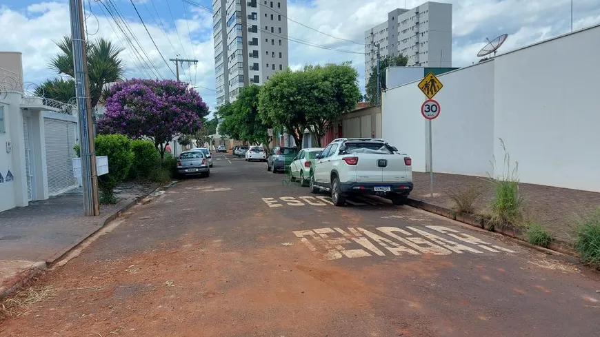 Foto 1 de Lote/Terreno com 1 Quarto à venda, 455m² em Jardim Colina, Uberlândia