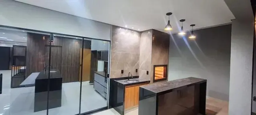 Foto 1 de Casa com 3 Quartos à venda, 190m² em Santa Mônica, Uberlândia