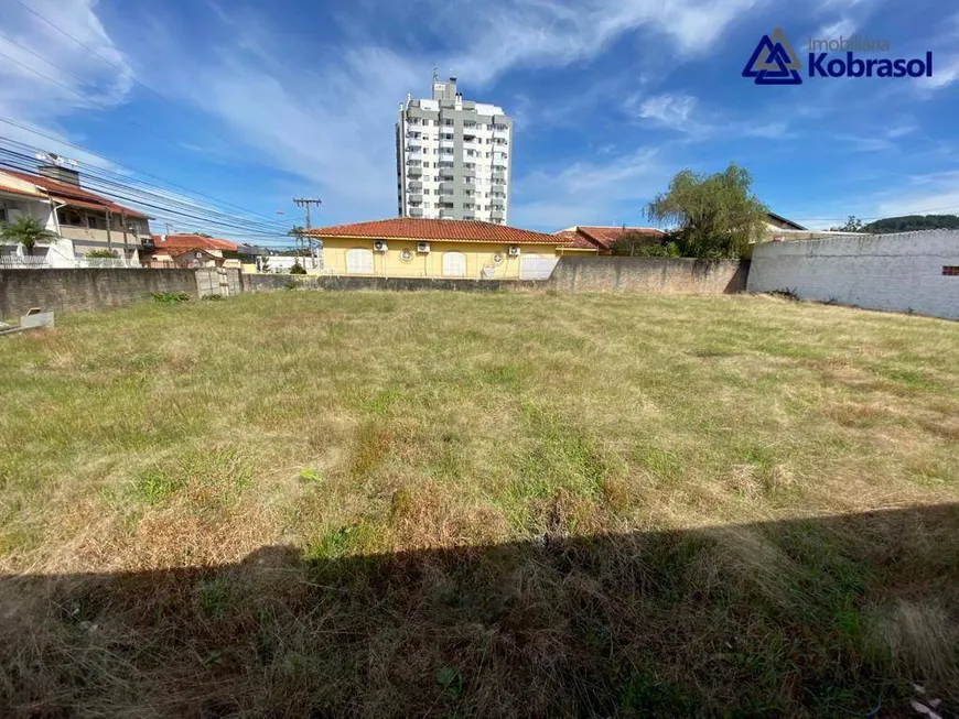 Foto 1 de Lote/Terreno à venda, 690m² em Kobrasol, São José