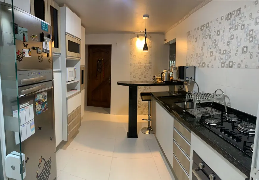 Foto 1 de Sobrado com 3 Quartos à venda, 174m² em Uberaba, Curitiba