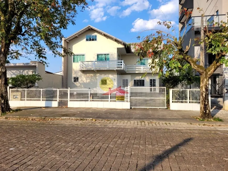 Foto 1 de Sobrado com 3 Quartos à venda, 300m² em Bucarein, Joinville