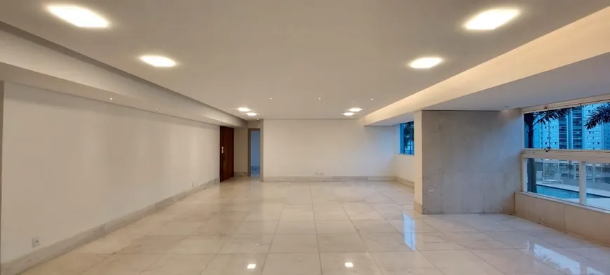 Foto 1 de Imóvel Comercial com 4 Quartos à venda, 274m² em Vila da Serra, Nova Lima