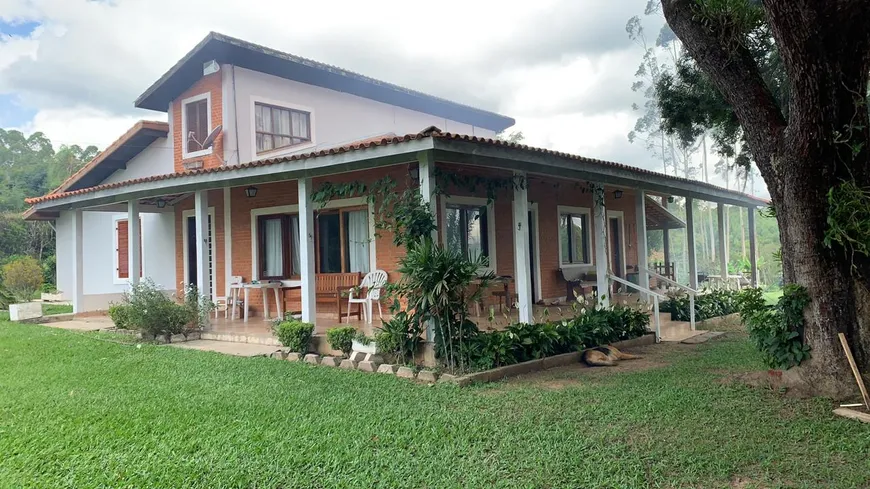 Foto 1 de Fazenda/Sítio com 3 Quartos à venda, 200m² em Zona Rural, Sarapuí