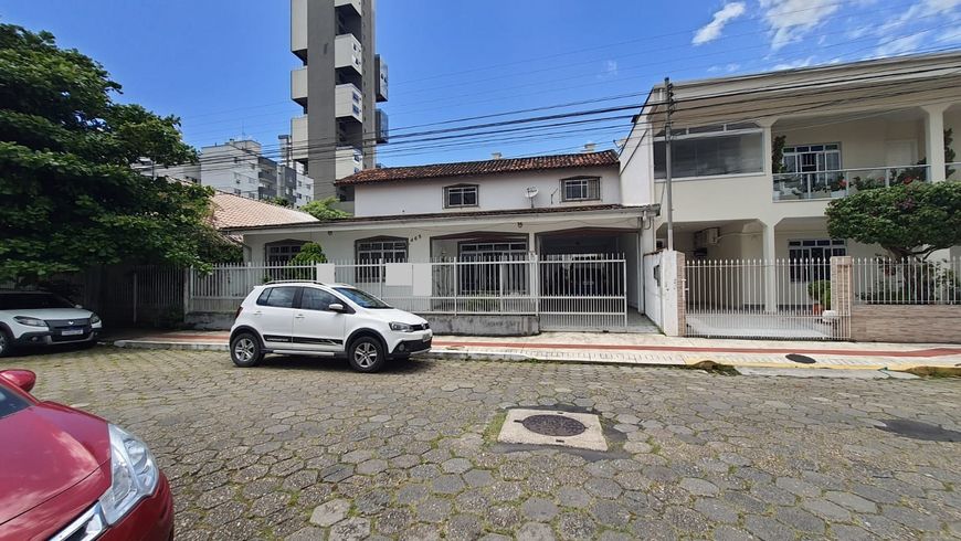 Foto 1 de Sobrado com 4 Quartos à venda, 252m² em Centro, Balneário Camboriú
