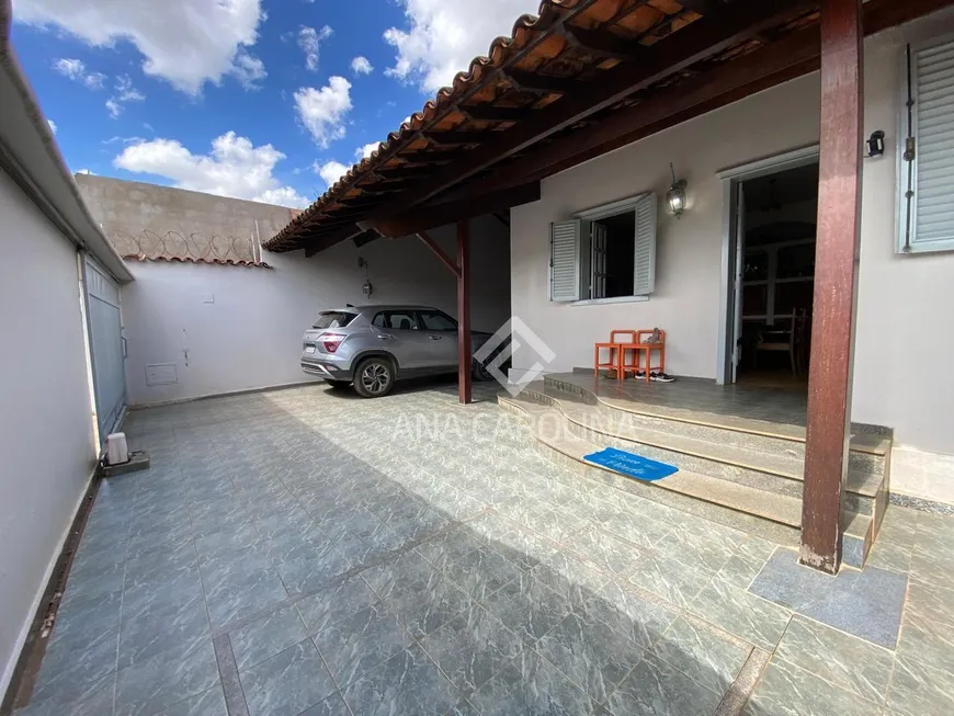 Foto 1 de Casa com 4 Quartos à venda, 320m² em Todos os Santos, Montes Claros