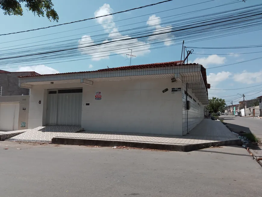 Foto 1 de Casa com 3 Quartos para alugar, 180m² em Parque Dois Irmãos, Fortaleza