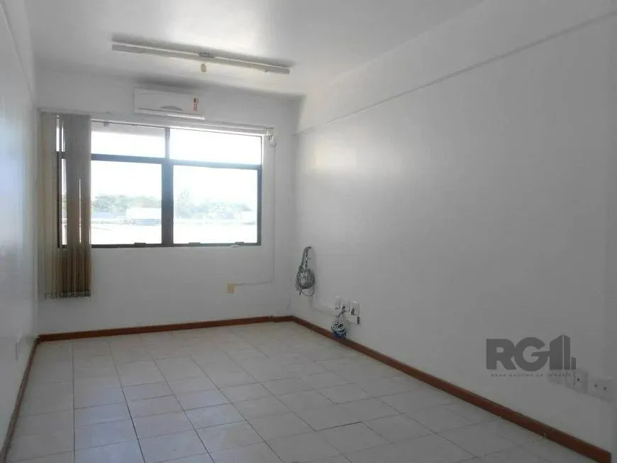 Foto 1 de Sala Comercial para alugar, 21m² em Passo da Areia, Porto Alegre