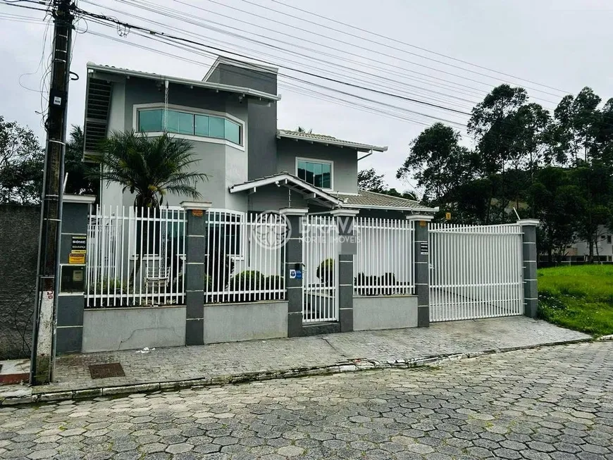 Foto 1 de Casa com 3 Quartos para alugar, 216m² em Ressacada, Itajaí