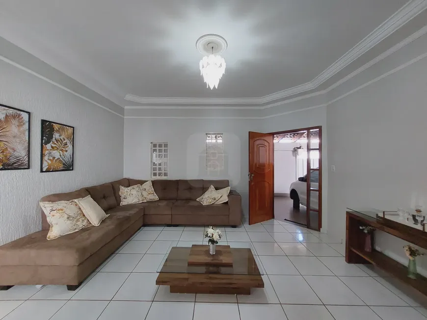 Foto 1 de Casa com 4 Quartos para alugar, 250m² em Presidente Roosevelt, Uberlândia