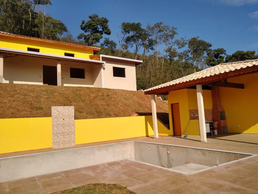Foto 1 de Fazenda/Sítio com 3 Quartos à venda, 200m² em Estacao de Moreiras, Mairinque