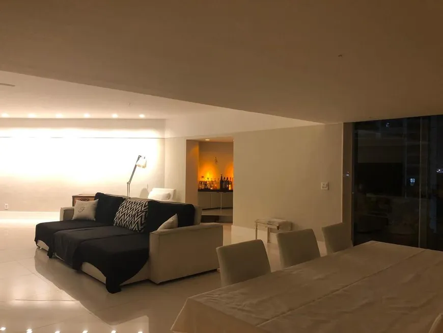 Foto 1 de Apartamento com 3 Quartos à venda, 200m² em Barra da Tijuca, Rio de Janeiro