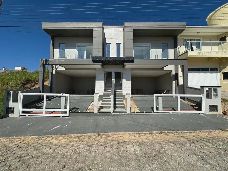 Foto 1 de Sobrado com 3 Quartos à venda, 192m² em Centro, Antônio Carlos