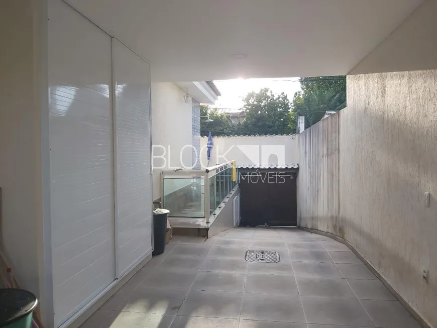 Foto 1 de Casa com 2 Quartos à venda, 128m² em Curicica, Rio de Janeiro