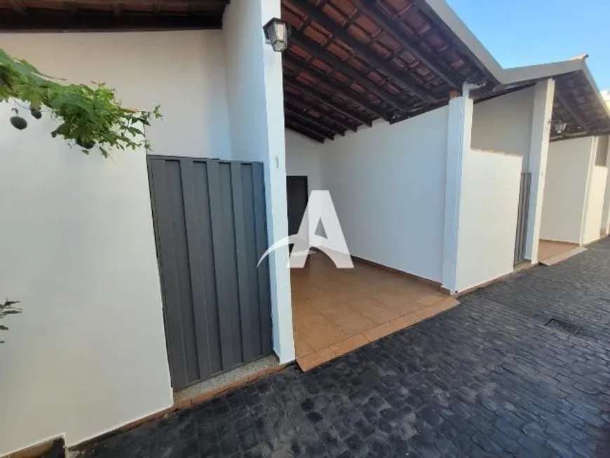 Foto 1 de Casa com 3 Quartos para alugar, 70m² em Nossa Senhora Aparecida, Uberlândia