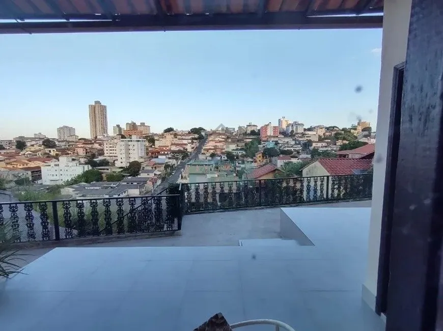 Foto 1 de Casa com 4 Quartos à venda, 135m² em Caiçaras, Belo Horizonte